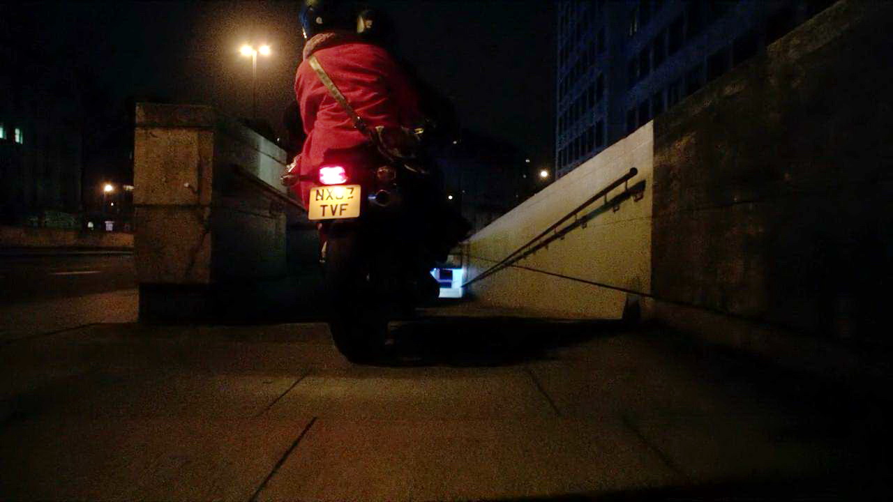 骑摩托车救华生