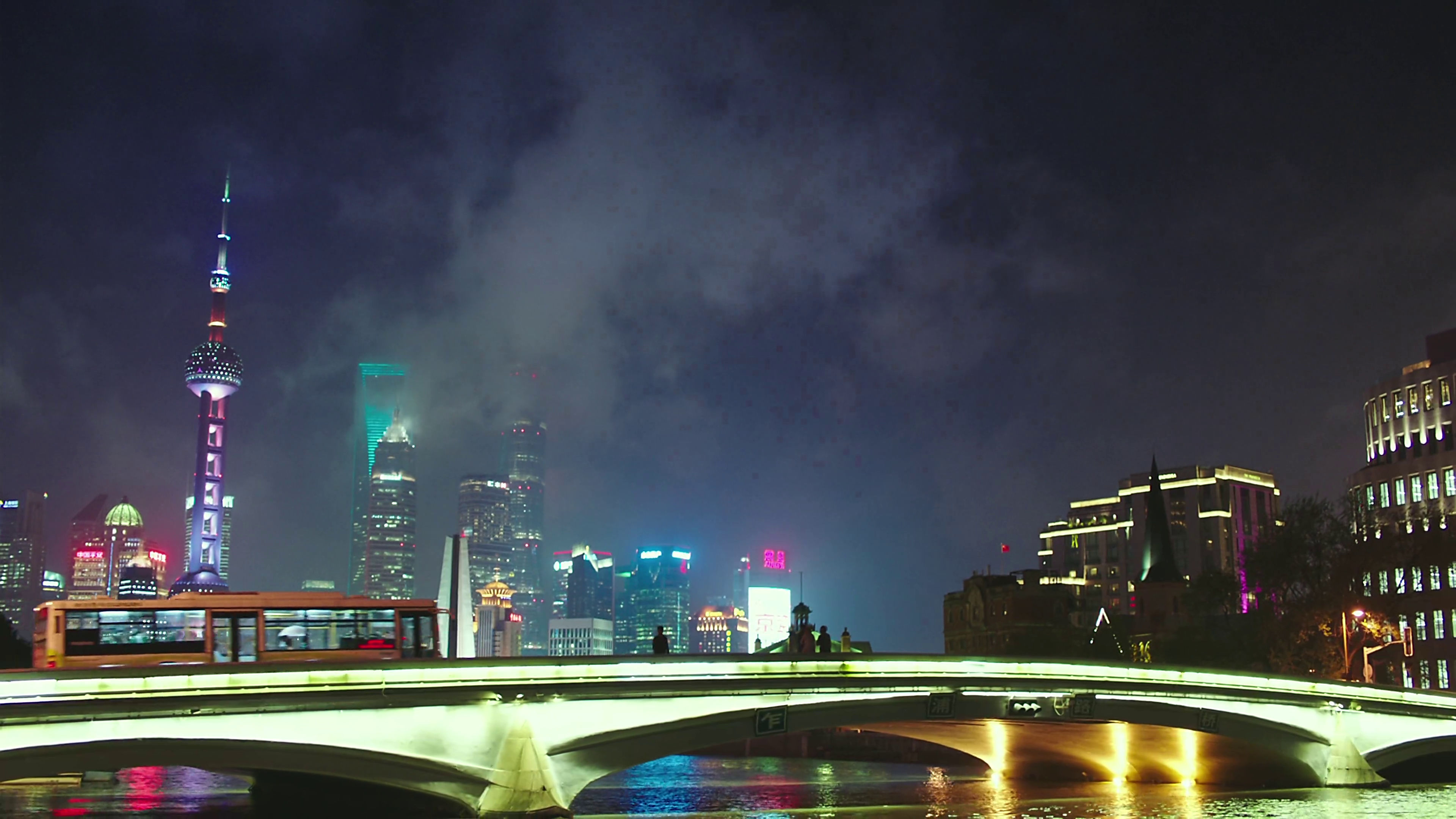 公交开过的桥