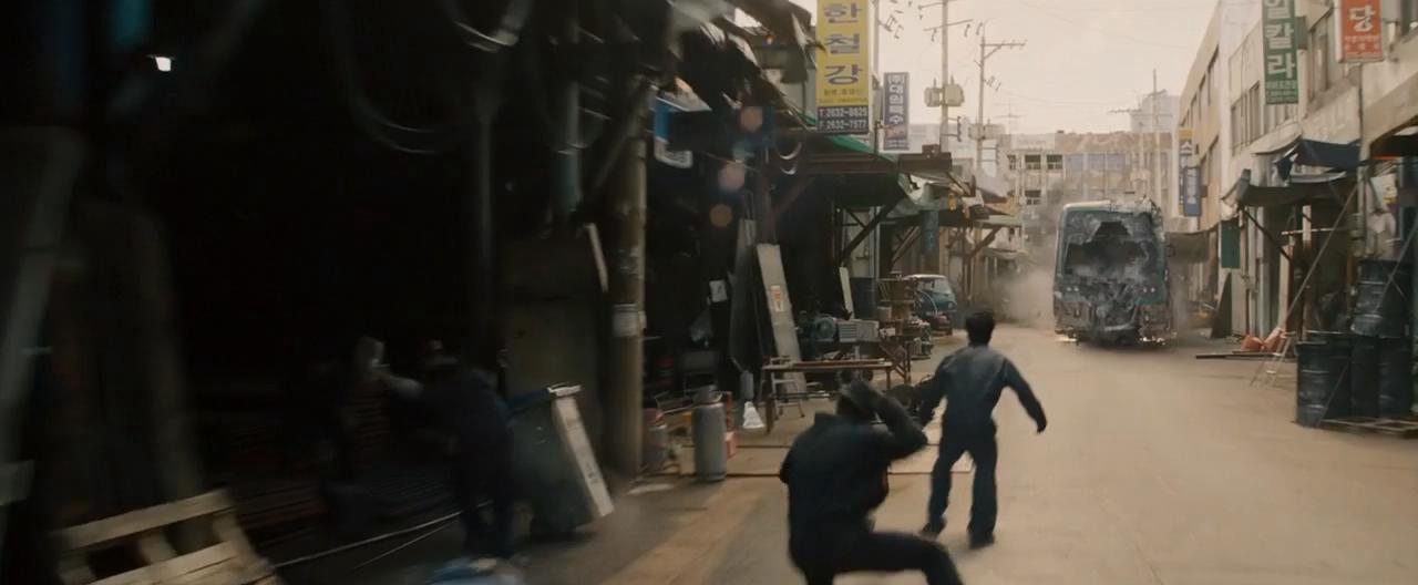 火车冲出街道