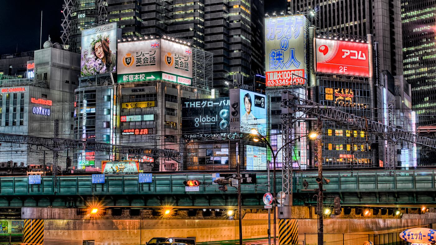 新宿大高架桥附近