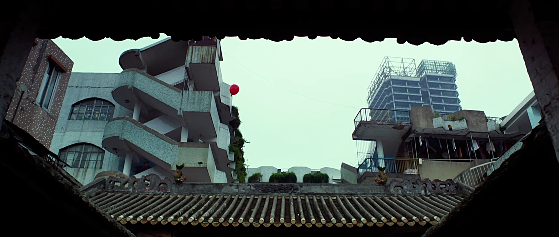 红气球飘过