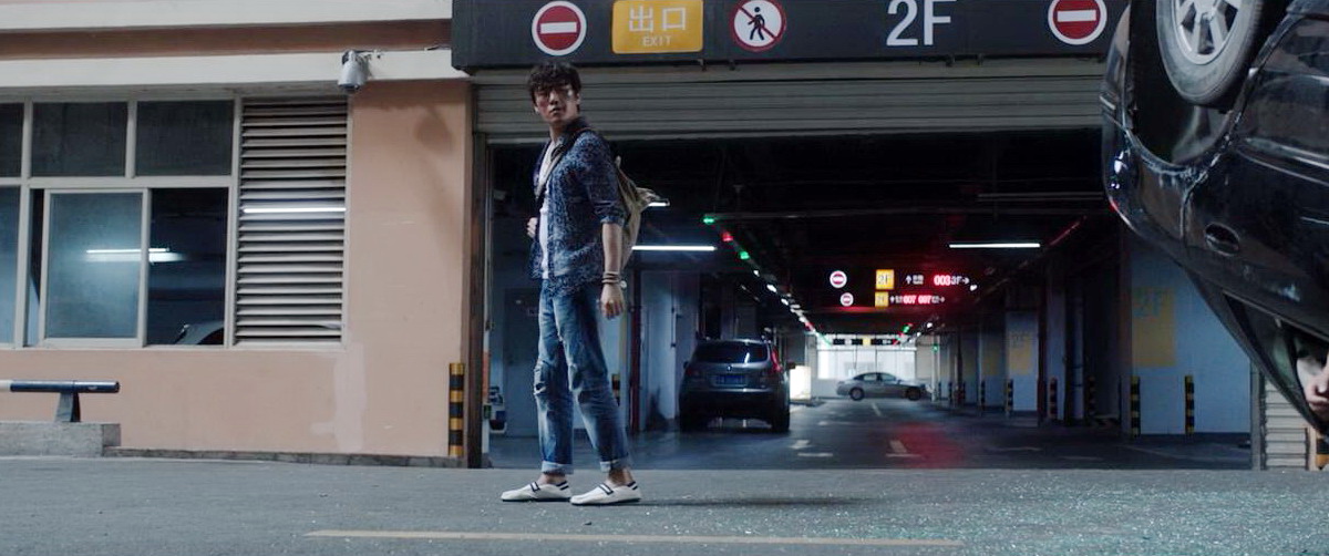 许东撞车抢回背包