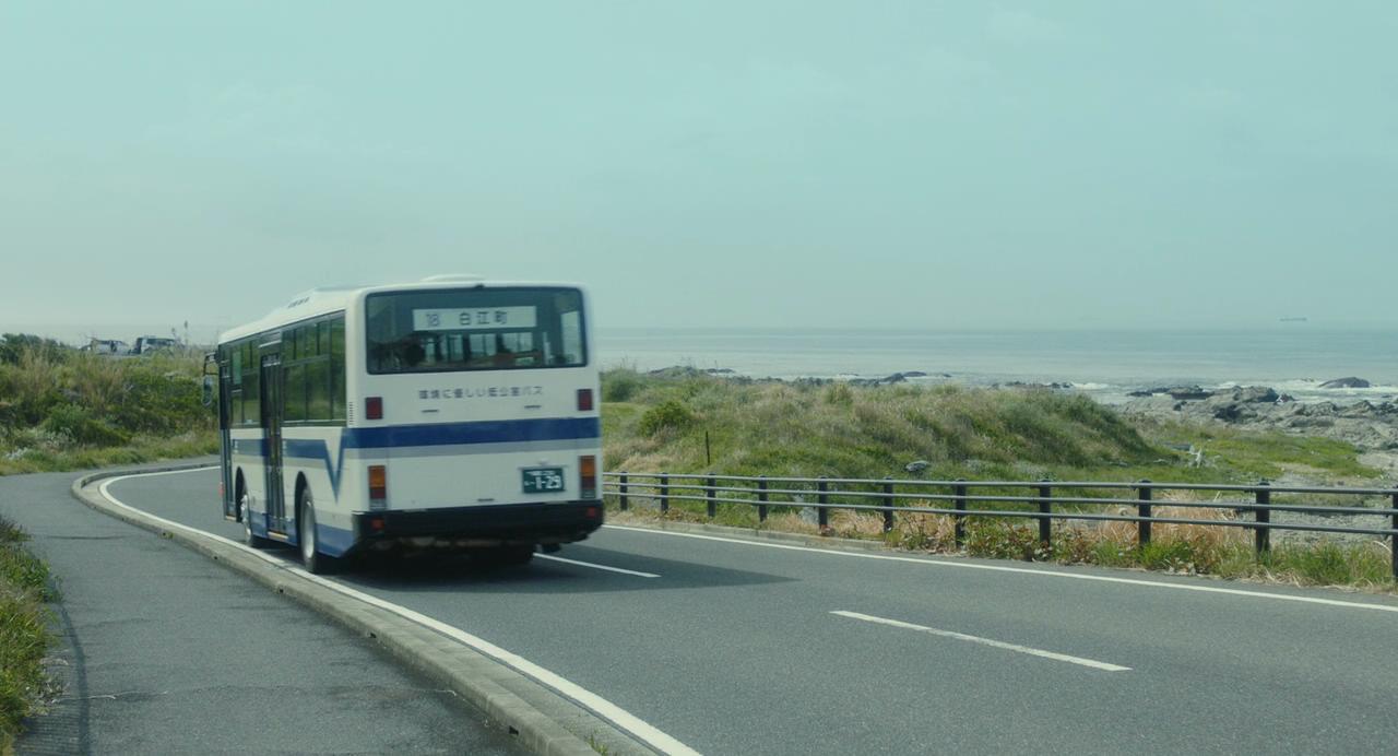 巴士经过的海滨道