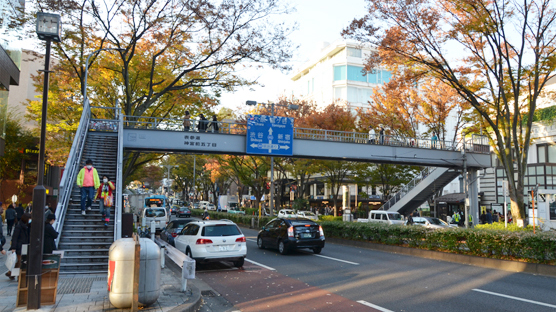 表参道西步道桥