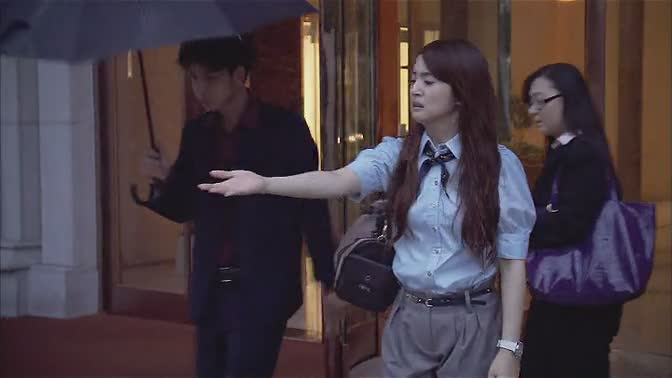 公司楼下遇雨