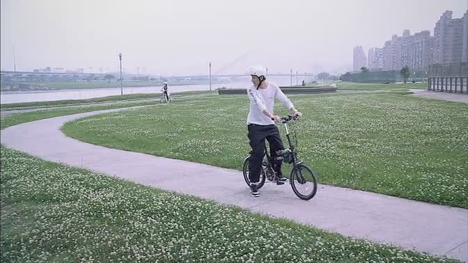 又青立威骑自行车