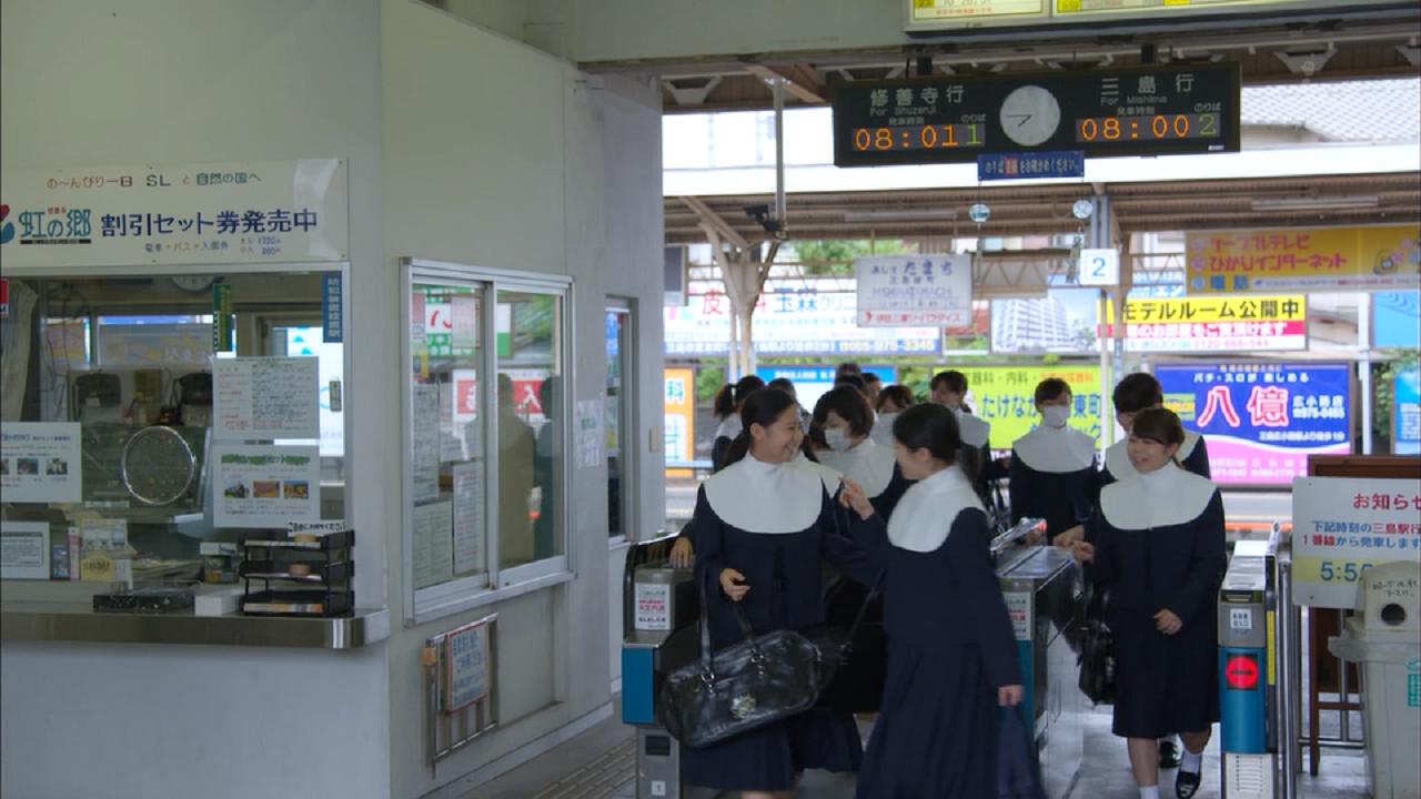 三女学生下车站台
