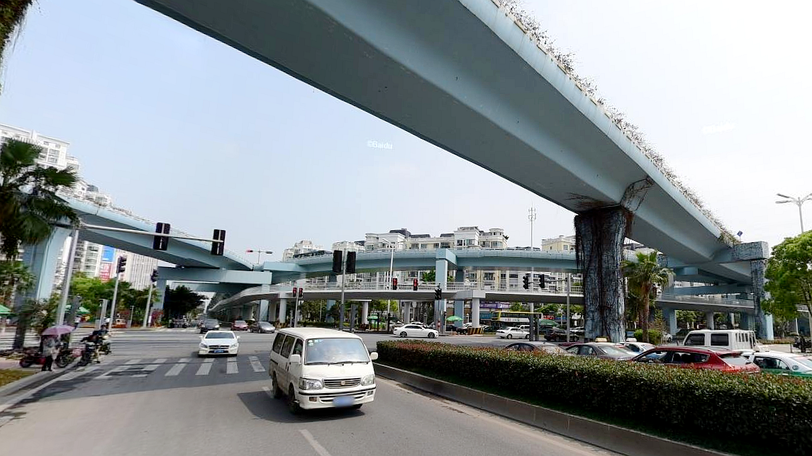 莲前路与云顶中路交叉口