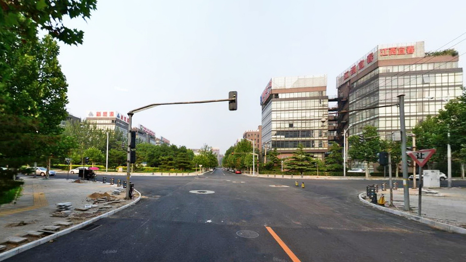 广场南二路与广场南街交叉口
