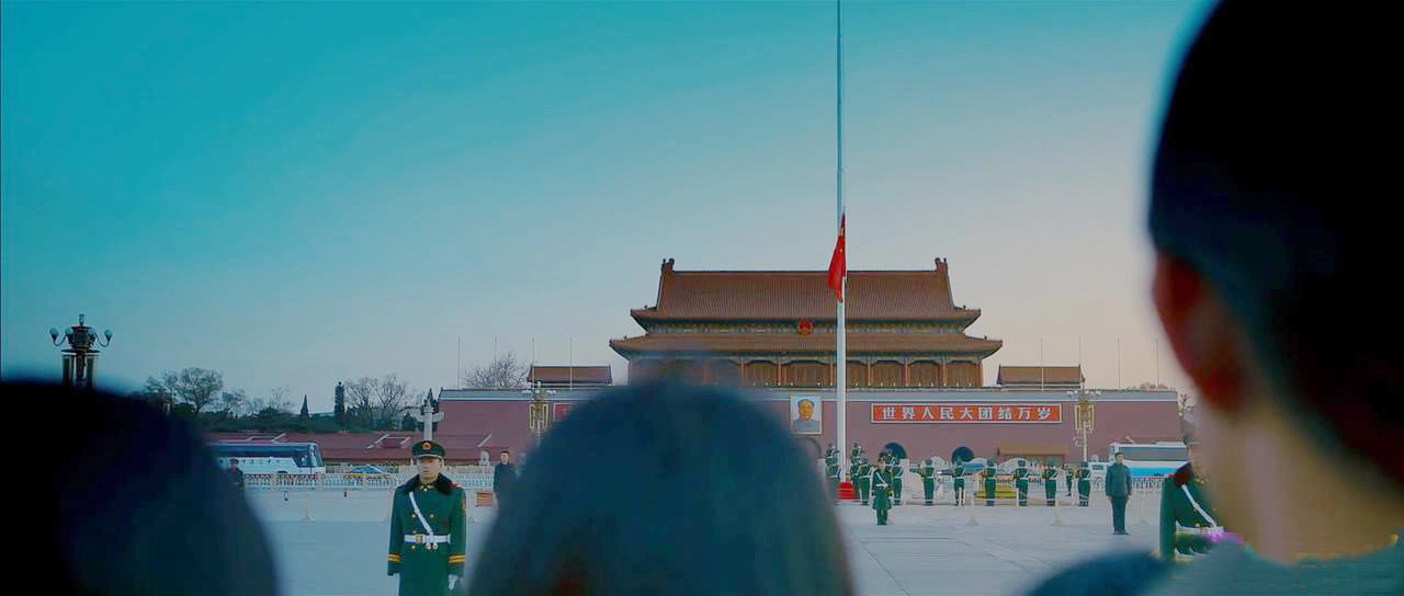 陈寻和沈晓棠看升旗