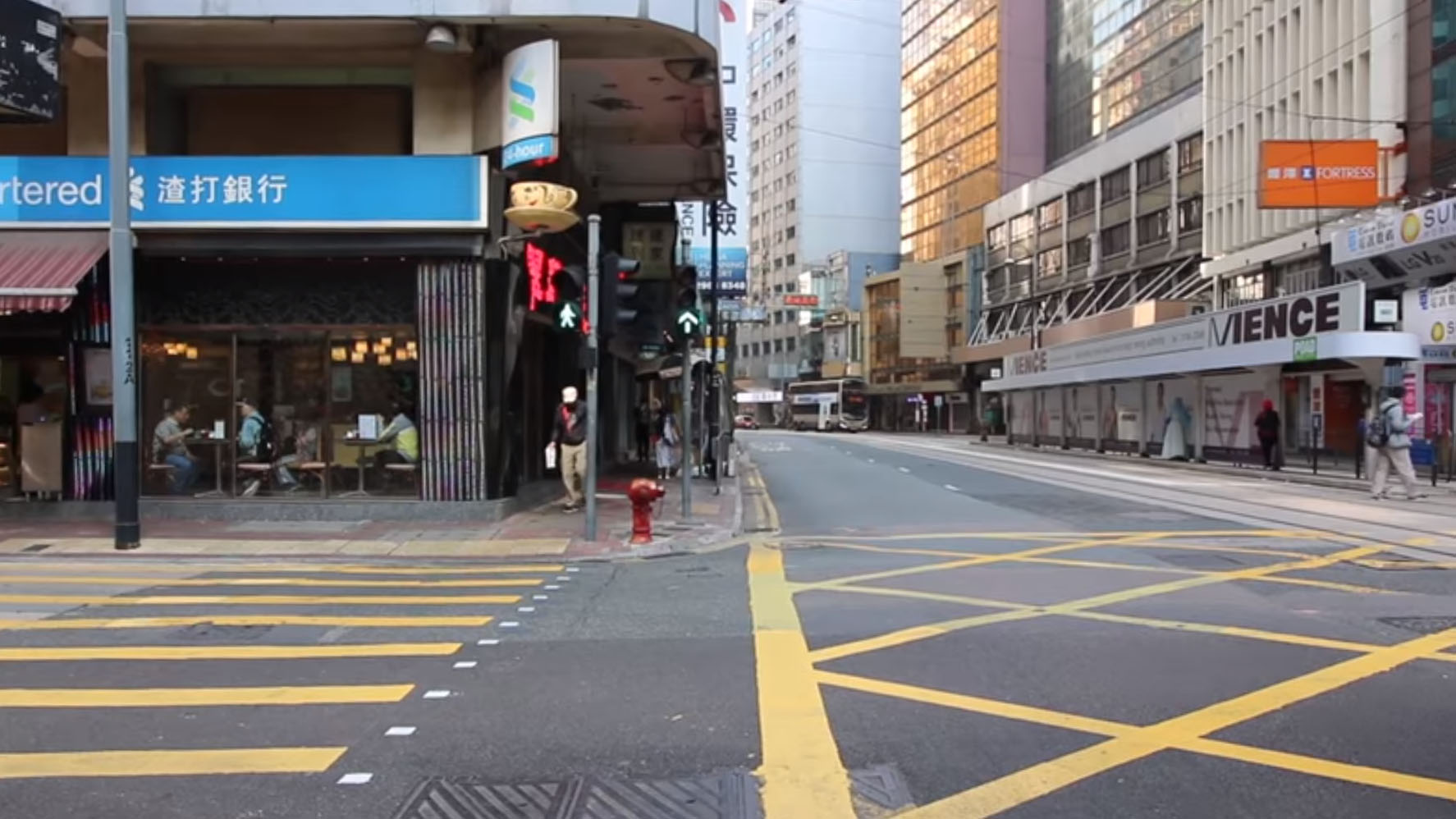 德辅道中与租庇利街路口