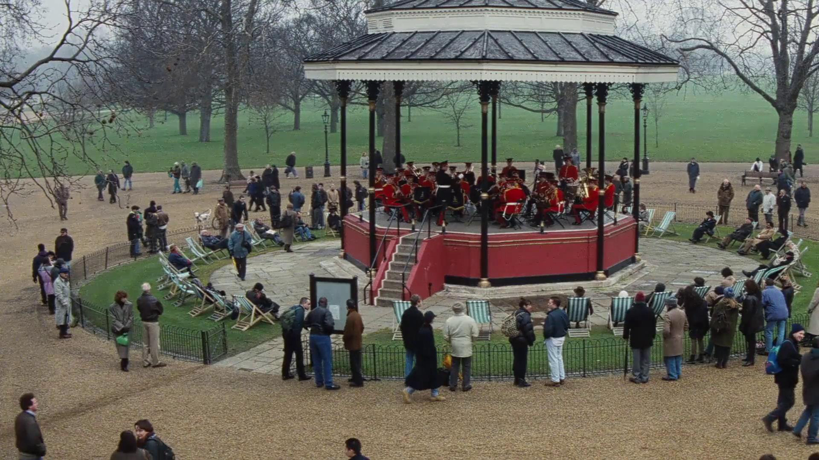 罗杰安妮塔兜圈遛狗