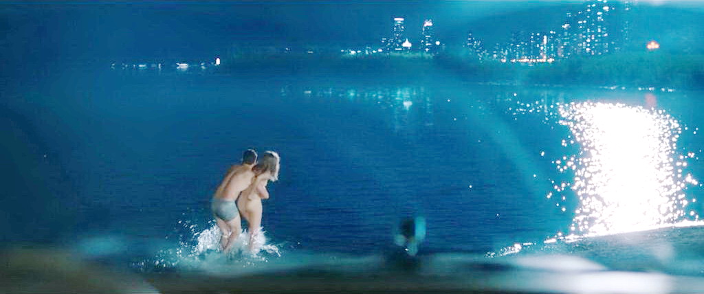 夜间游泳