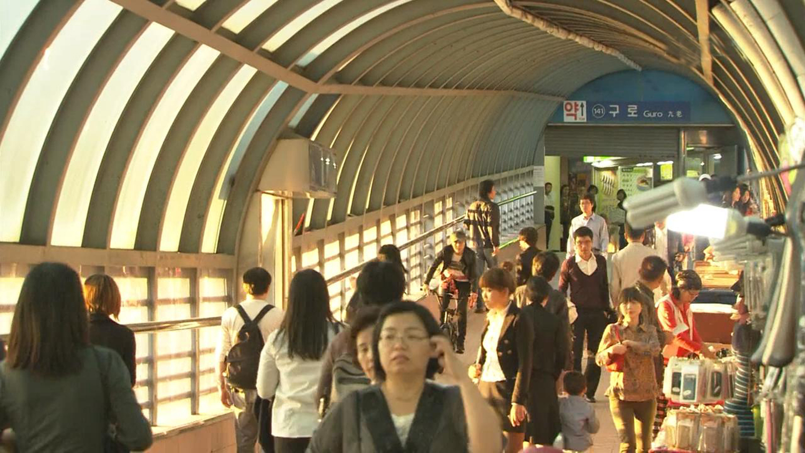罗琳锁定贼车的天桥