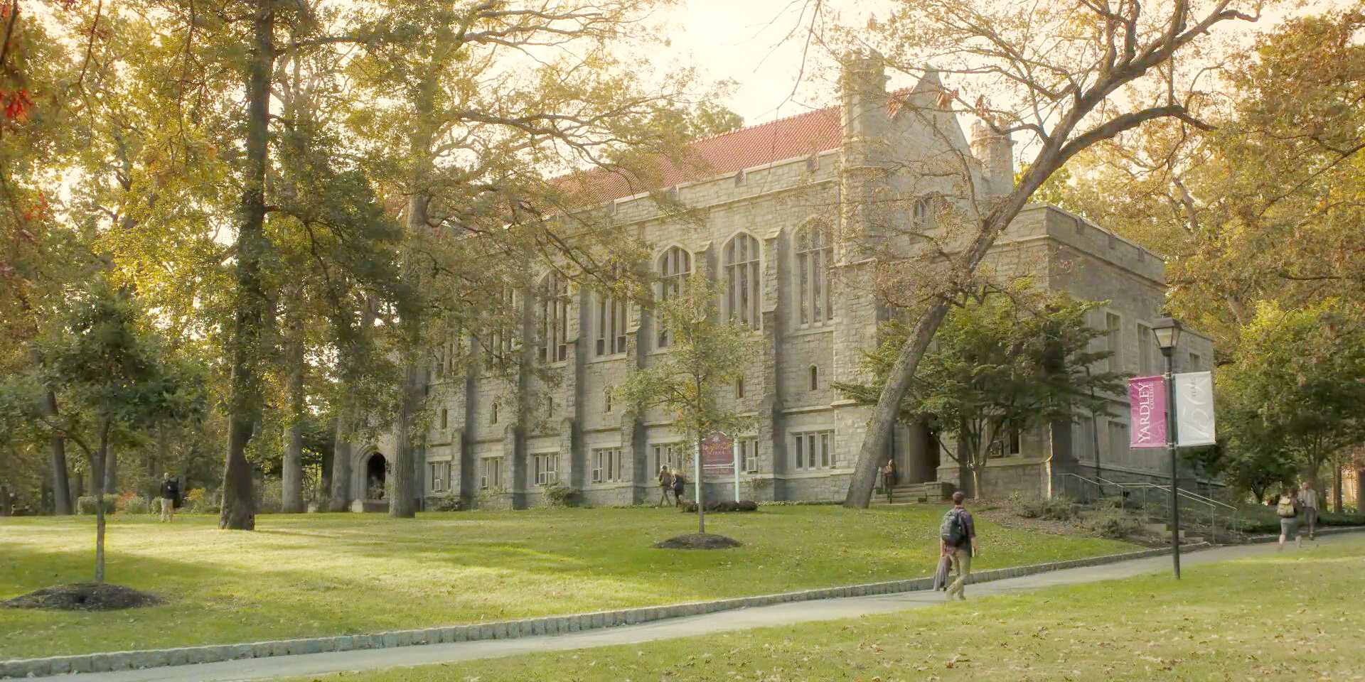 亚德里大学
