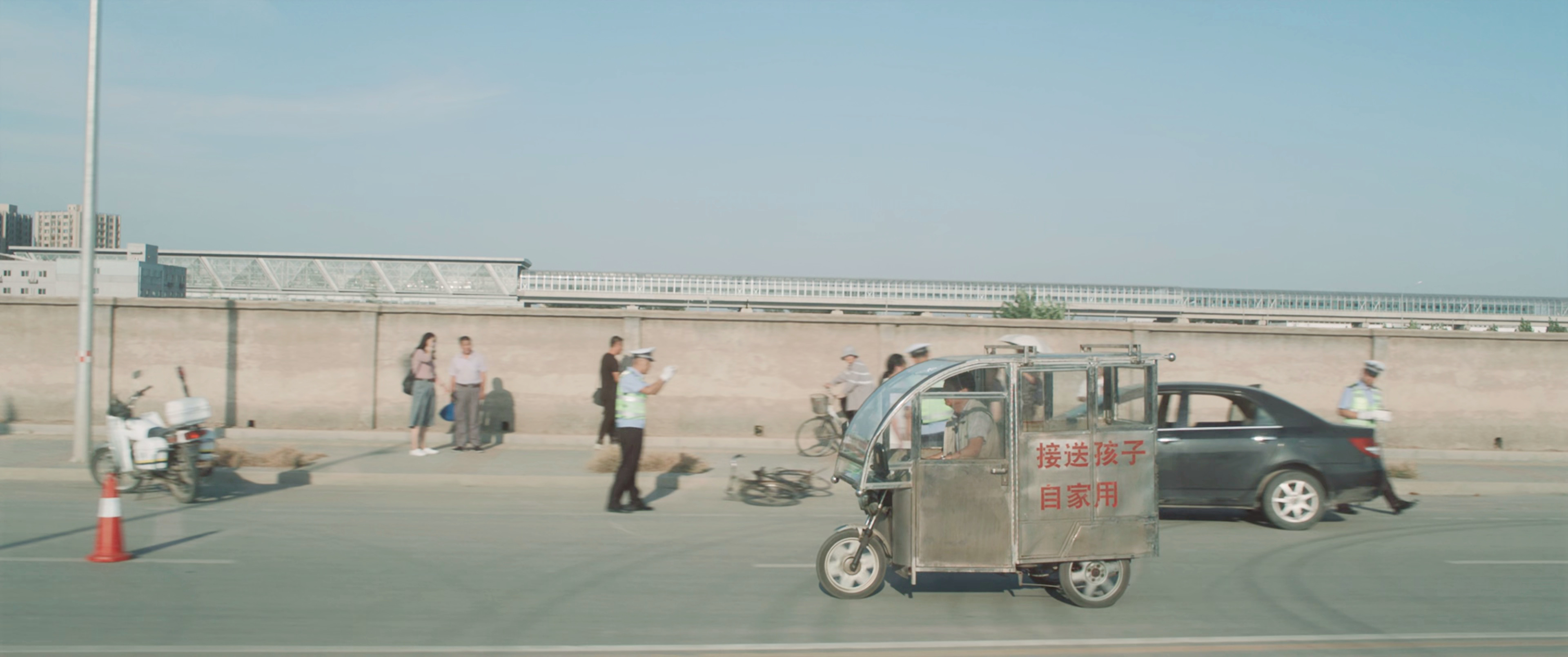 小三轮遇查车