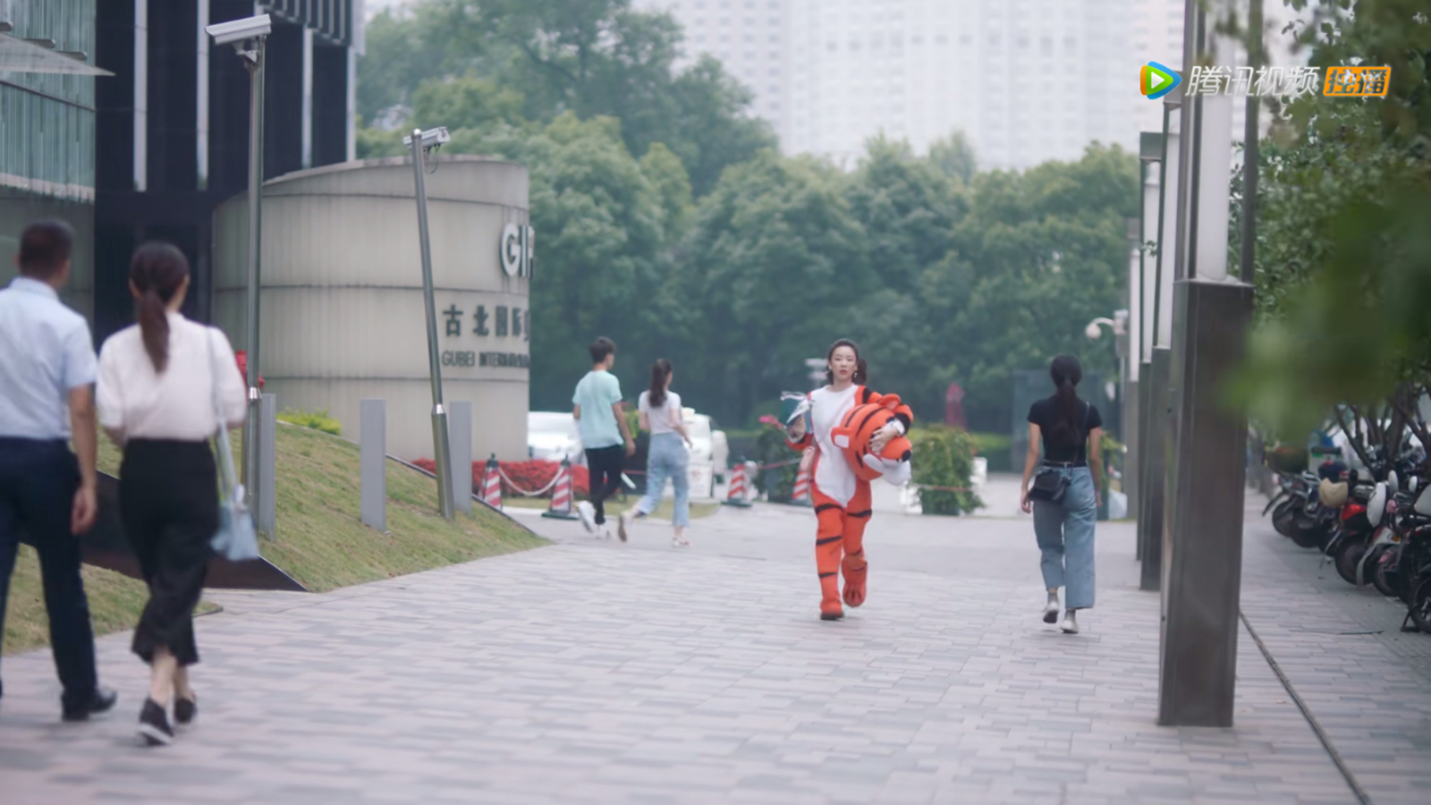 朱闪闪经过/发传单