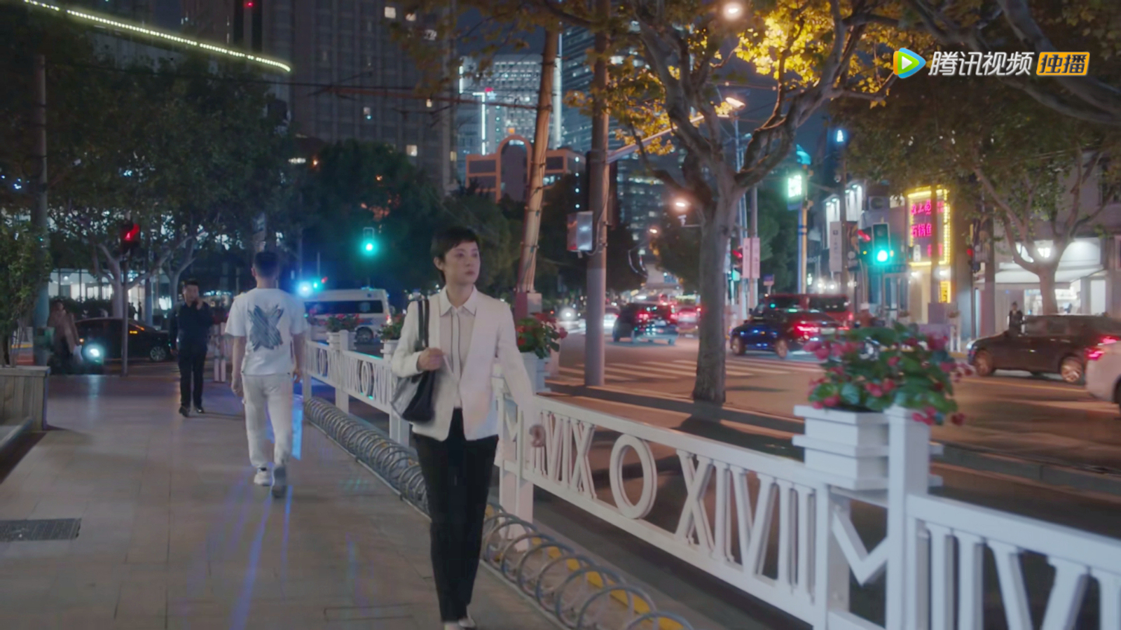 小楼房似锦经过的路口