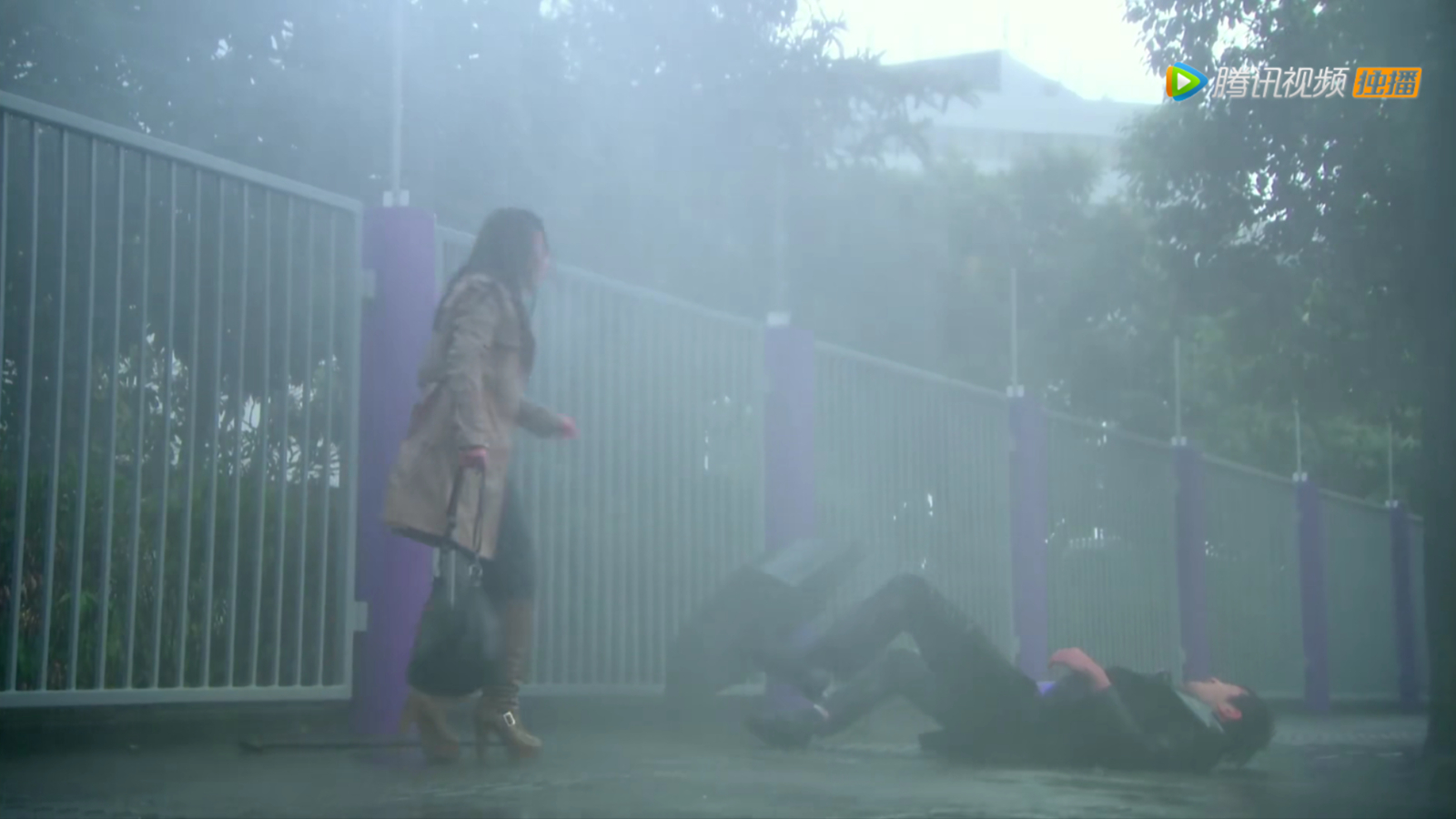 沥川小秋雨中争吵