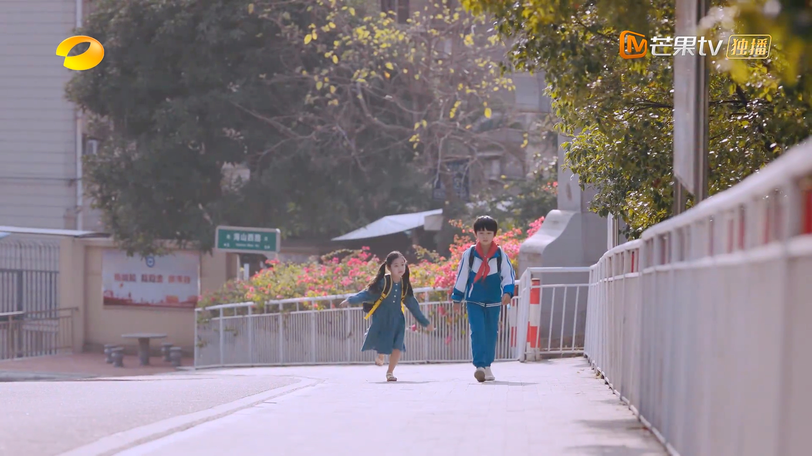 小尖尖缠住小凌霄