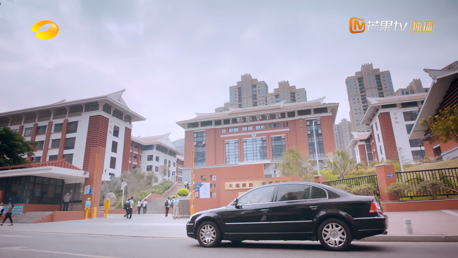 逸明中学校门