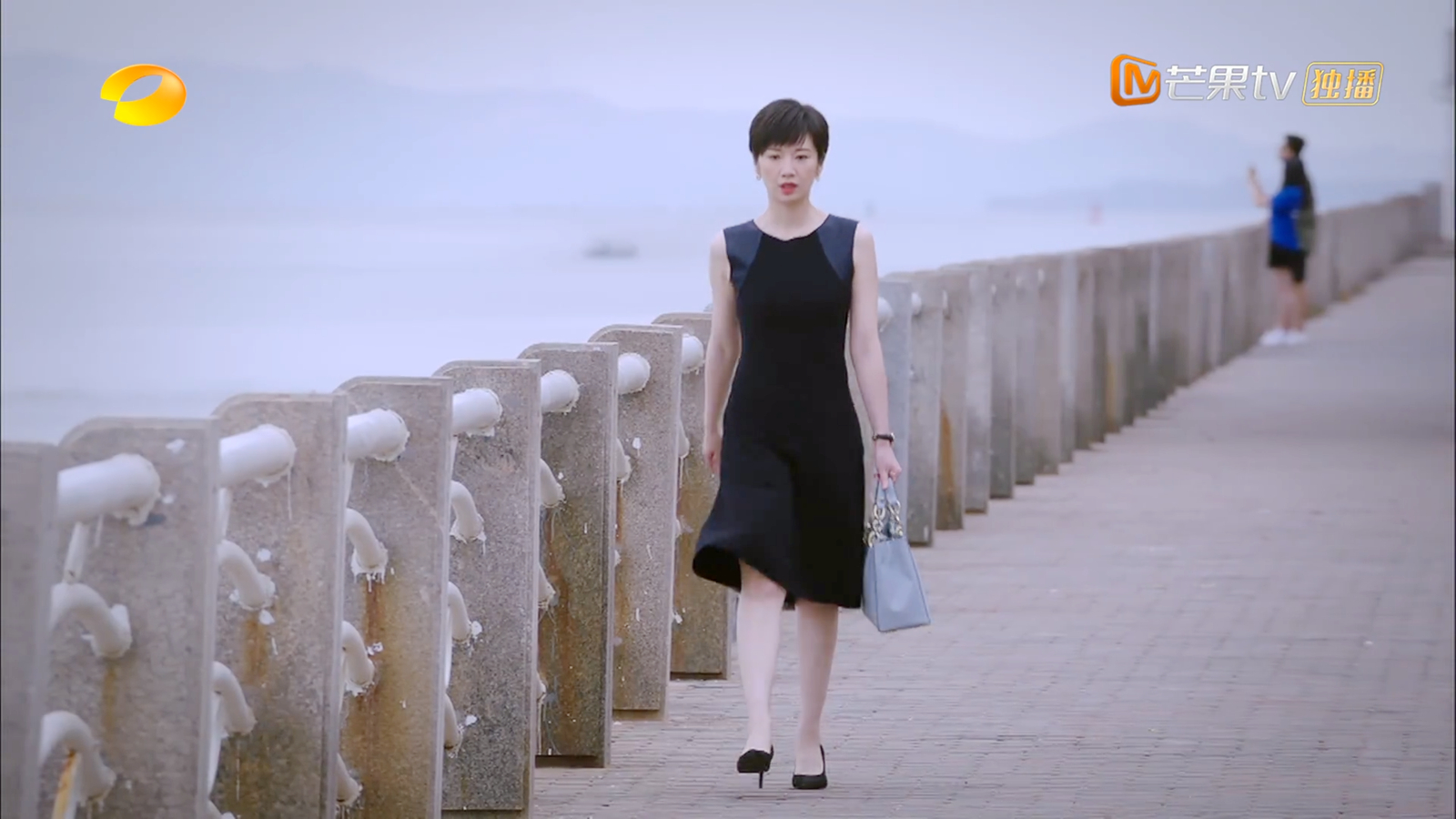 贺梅经过的海滨