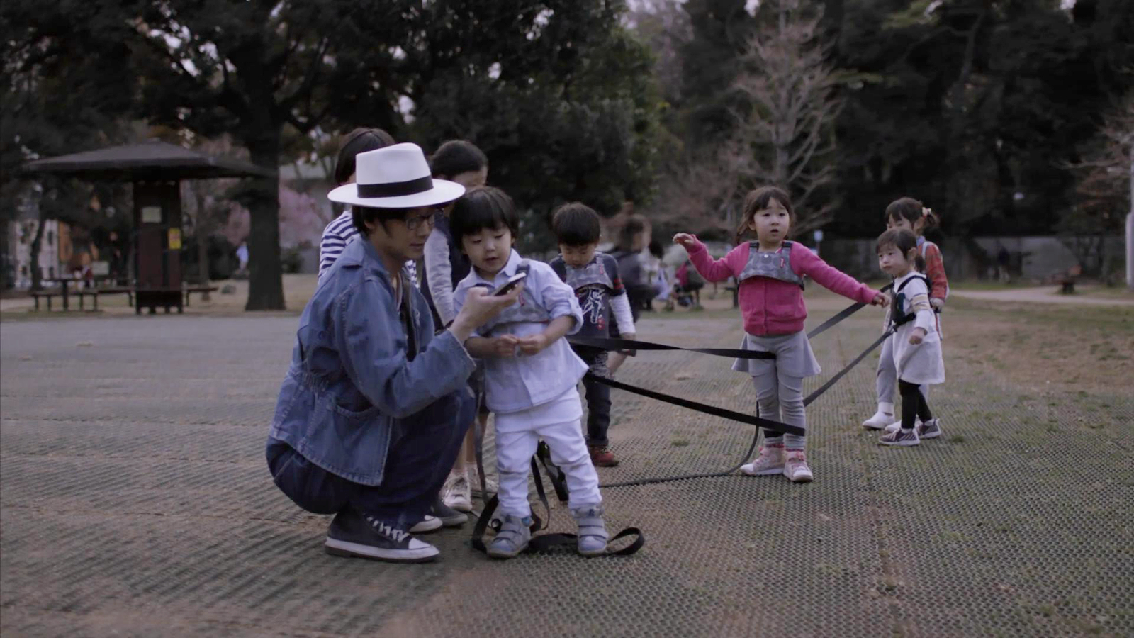安室帮带孩子
