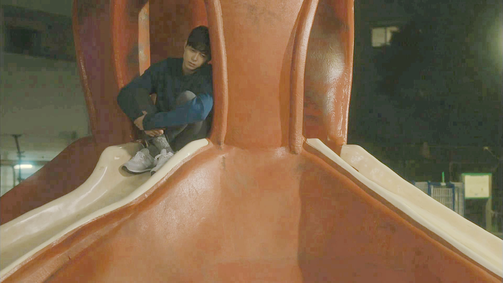 小朋友发呆的滑梯
