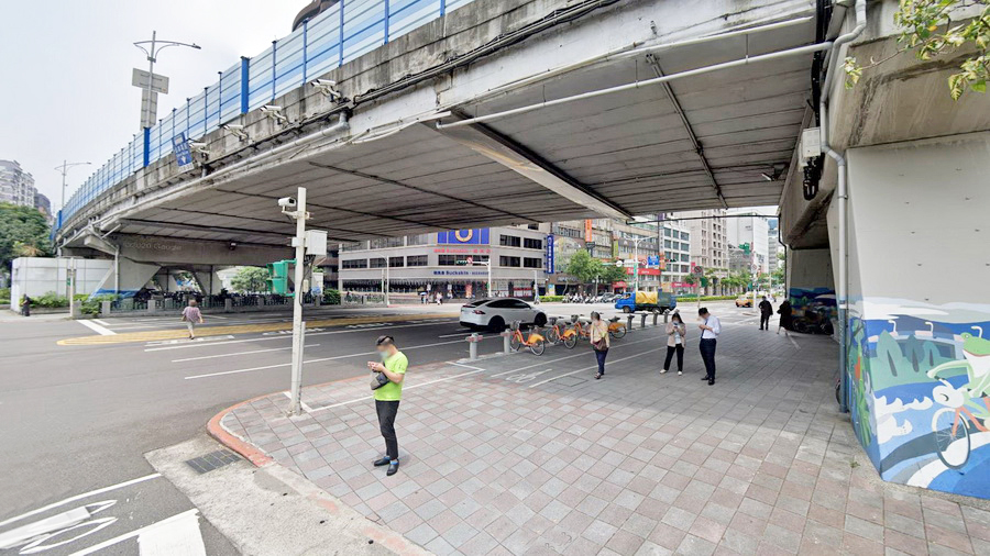 南京东路与新生北路交叉口