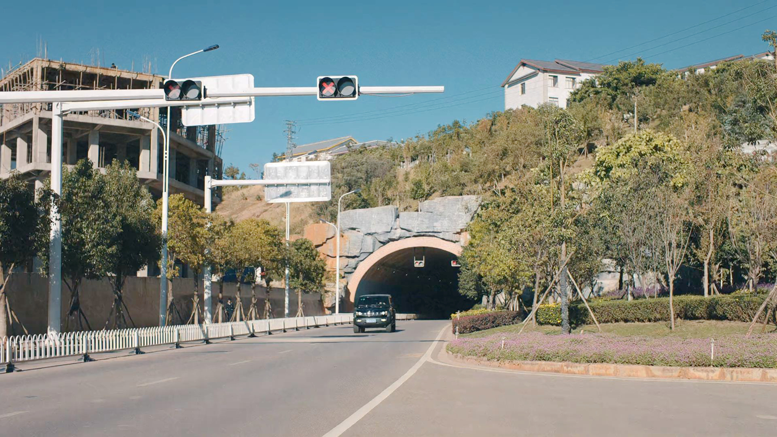秦放步行穿隧道