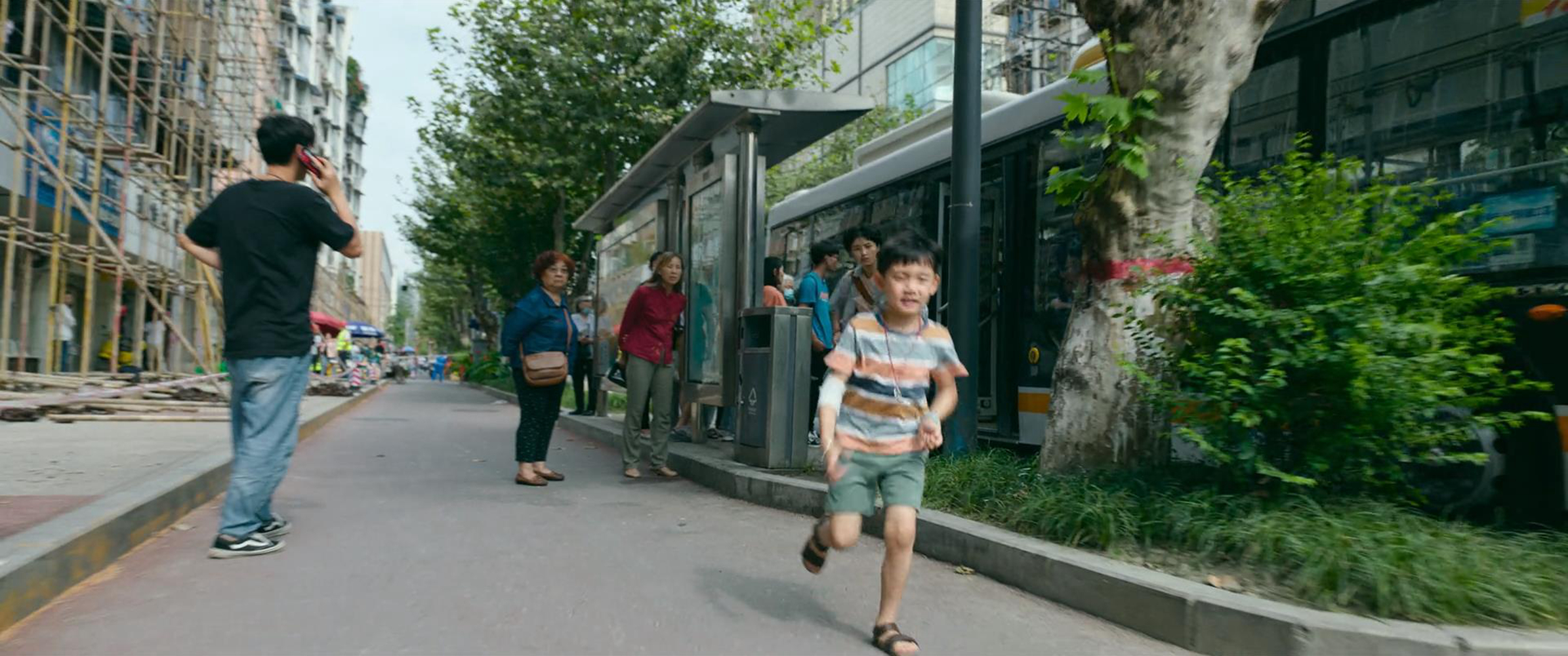 安子恒跑下公交
