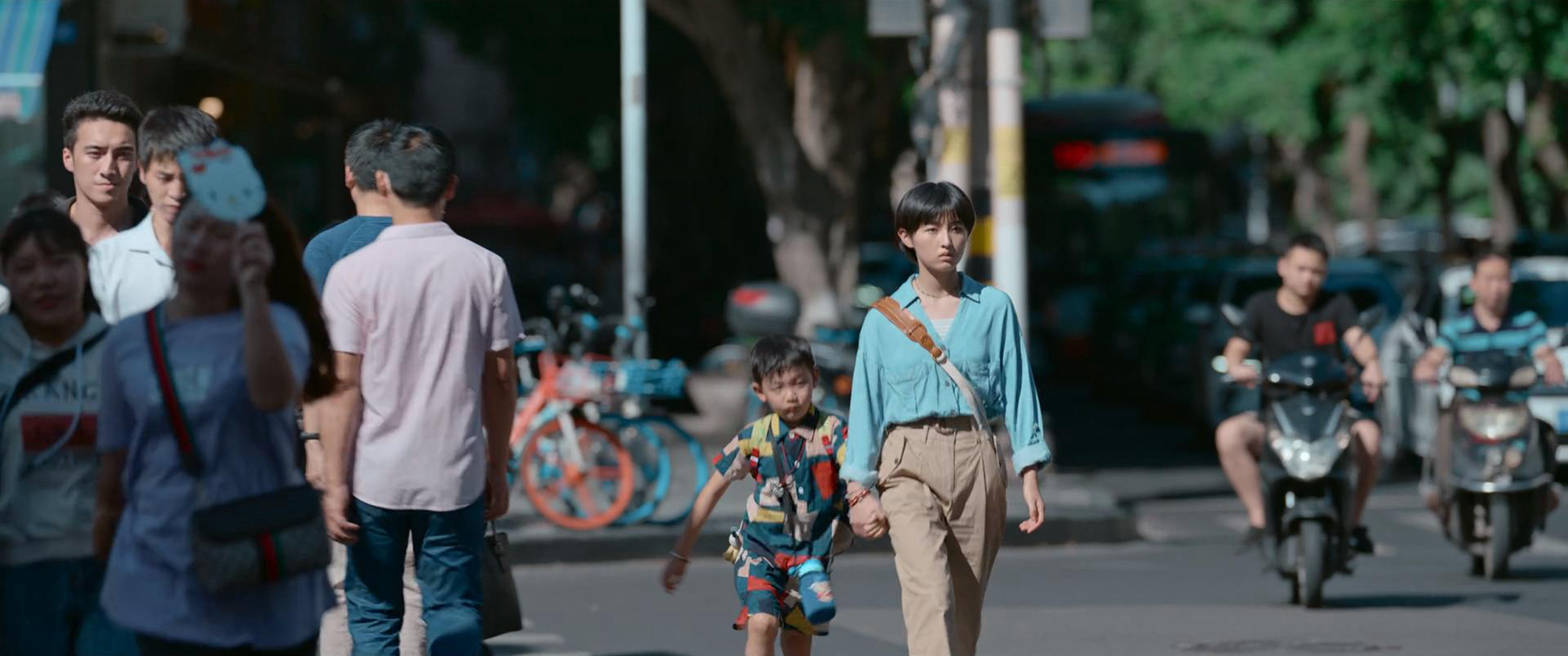 姐弟经过的路口