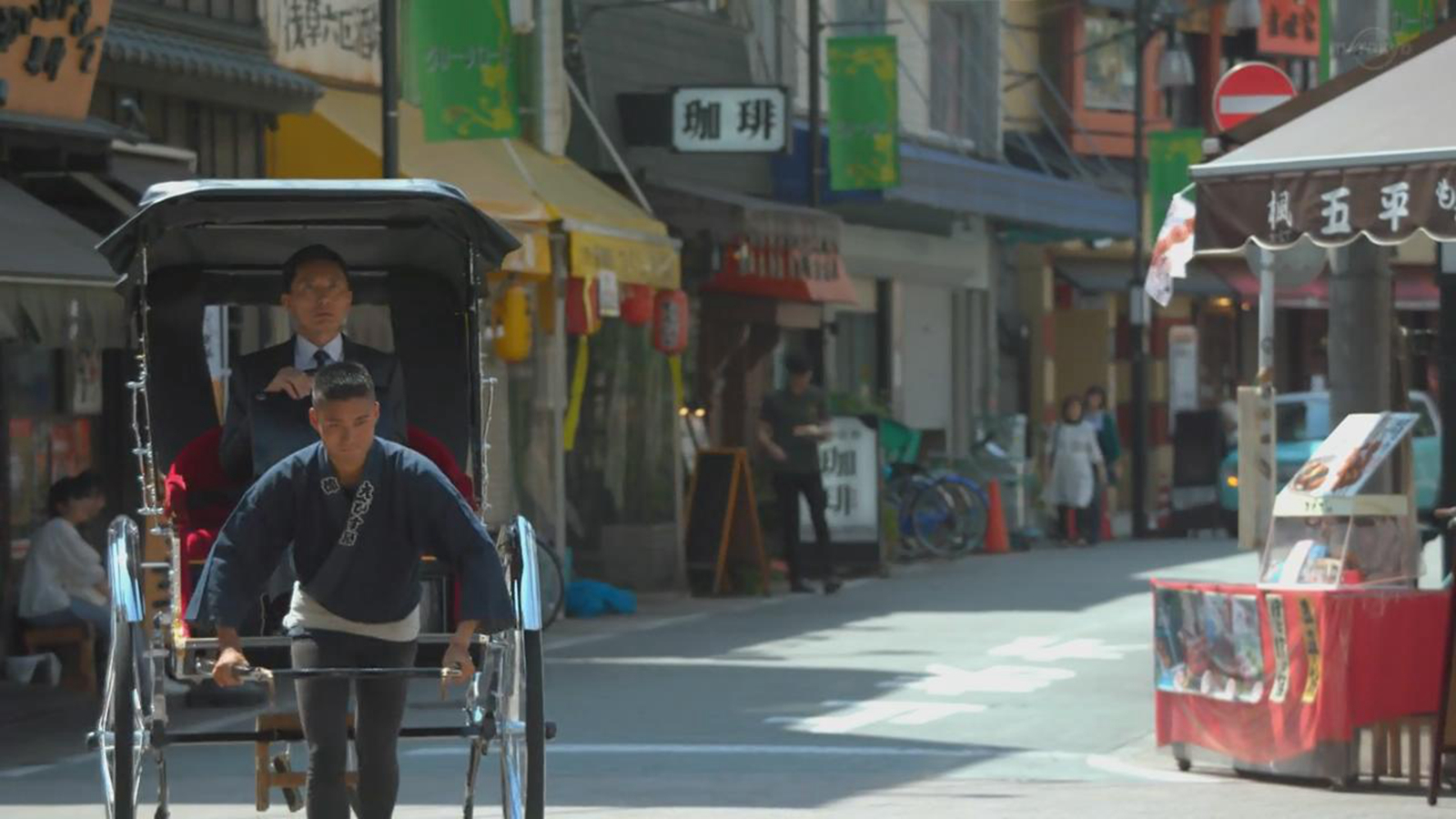 五郎坐人力车
