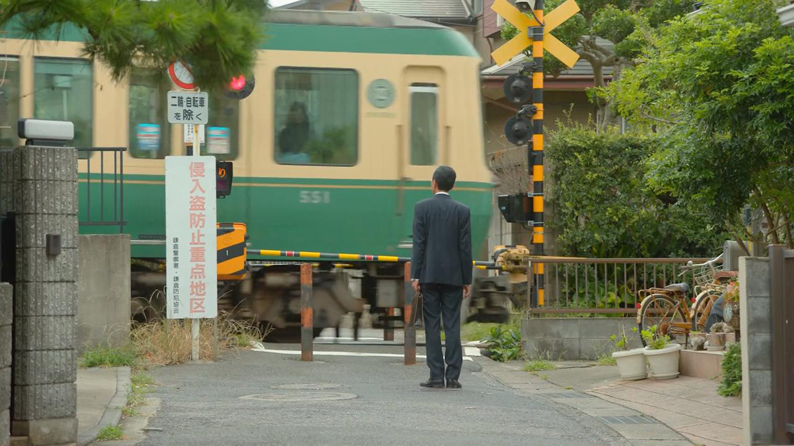 五郎经过铁道口