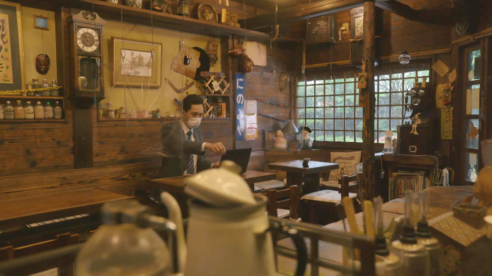 处理工作的咖啡馆