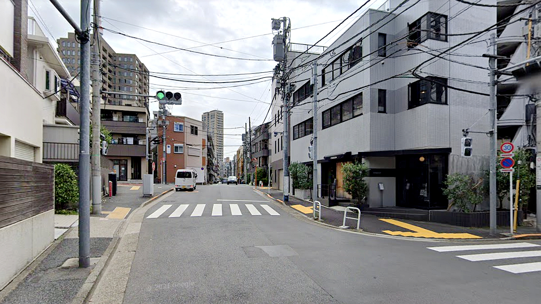 狸穴公园前路口