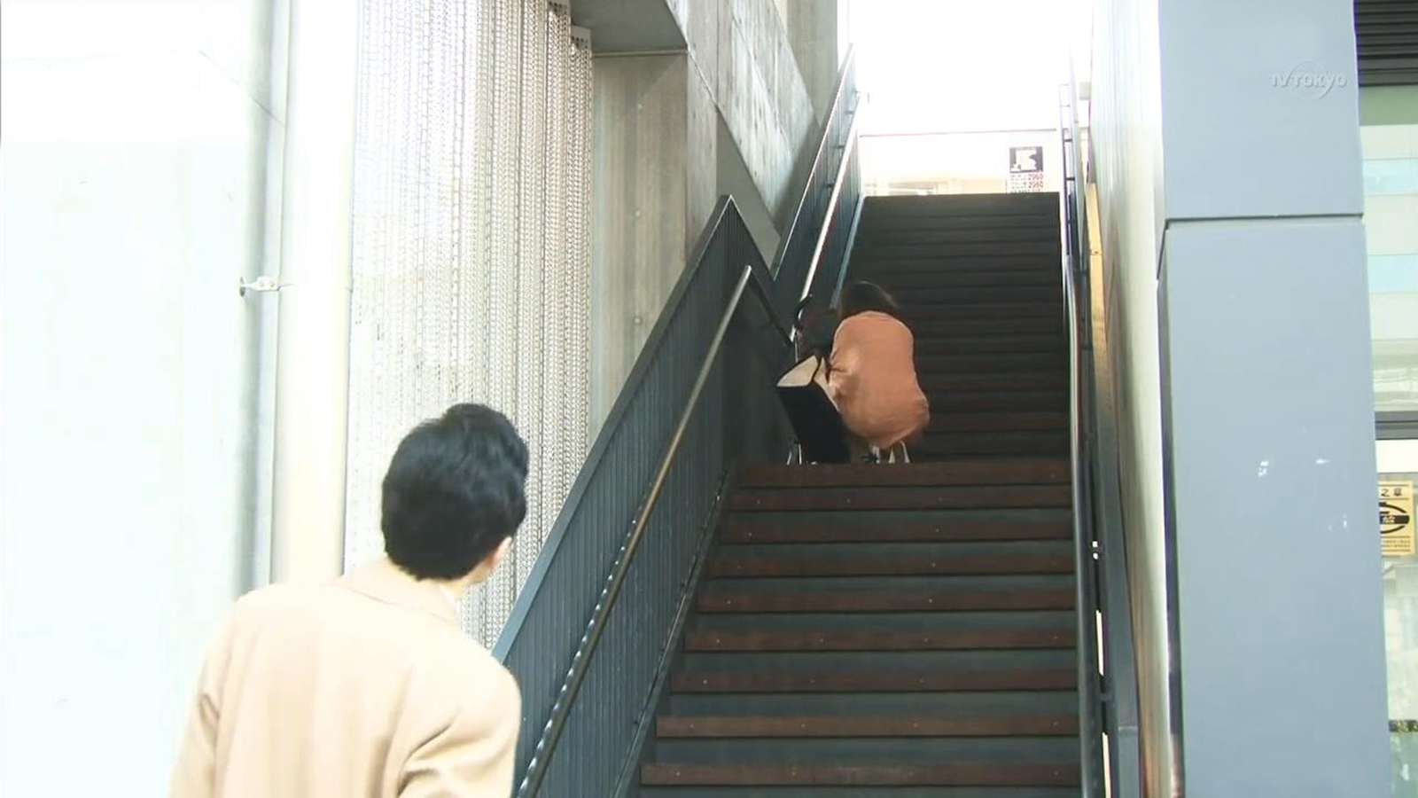 五郎帮搬婴儿车