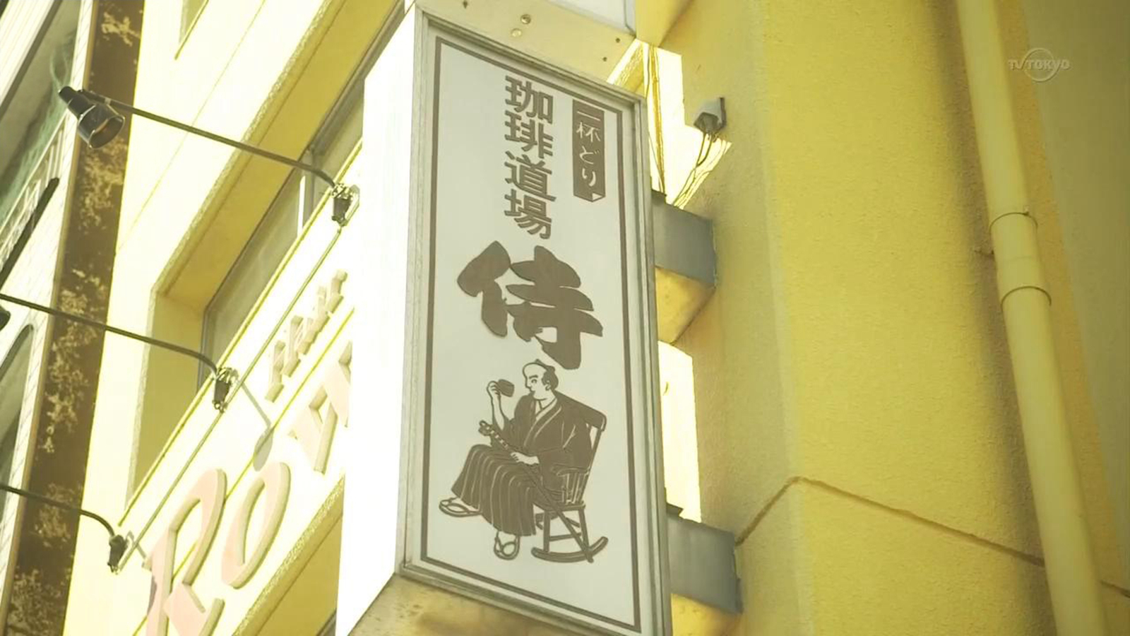 处理工作的咖啡馆