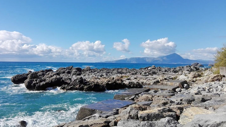 死海天然游泳池