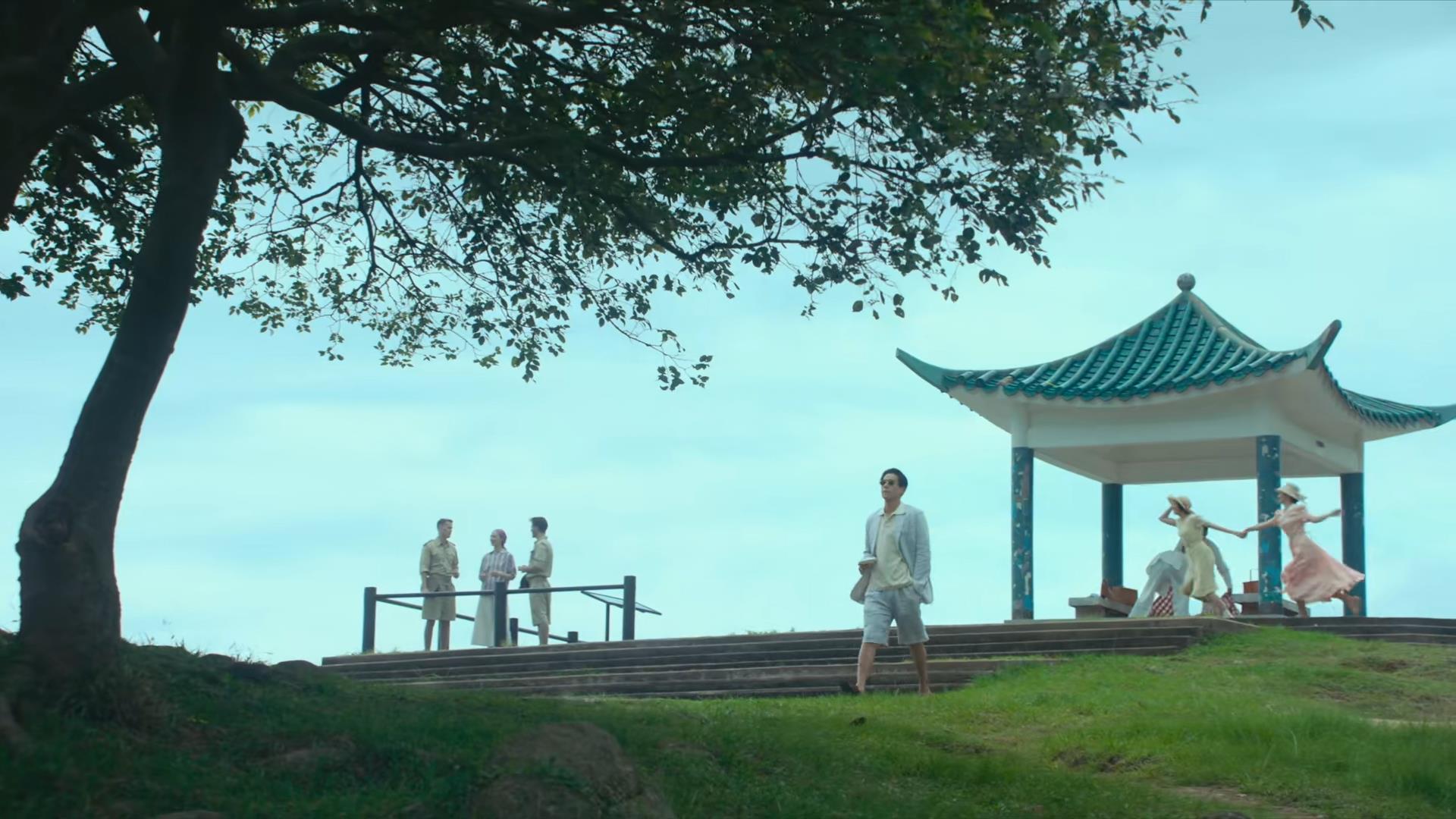 薇龙与乔家兄妹登山