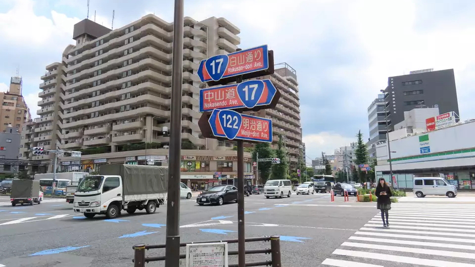 西巢鸭十字路口