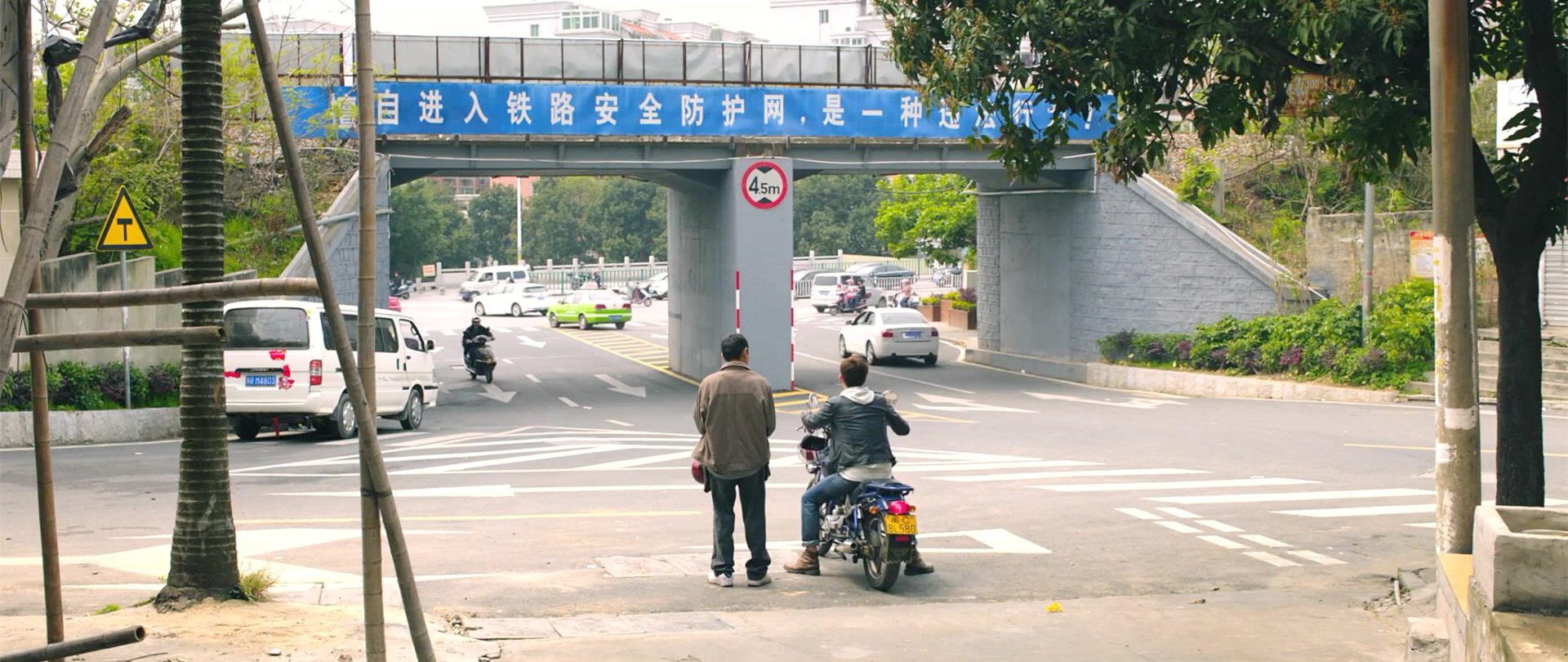决定一起找铁索桥