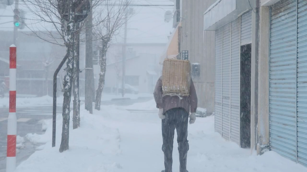 练爷爷冒风雪走路