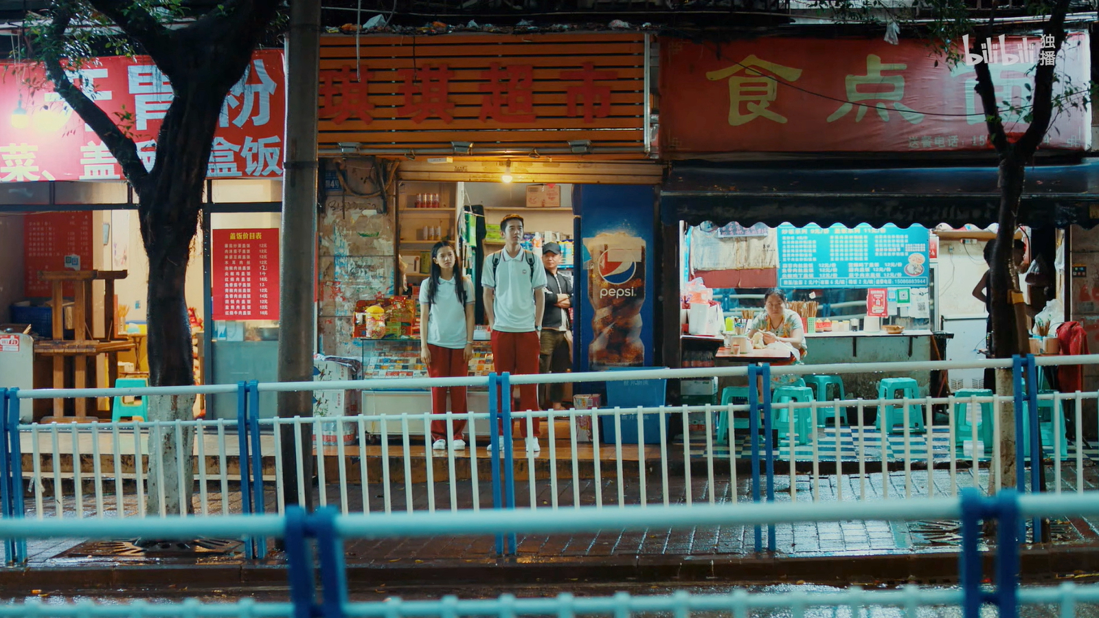 马田安然躲雨