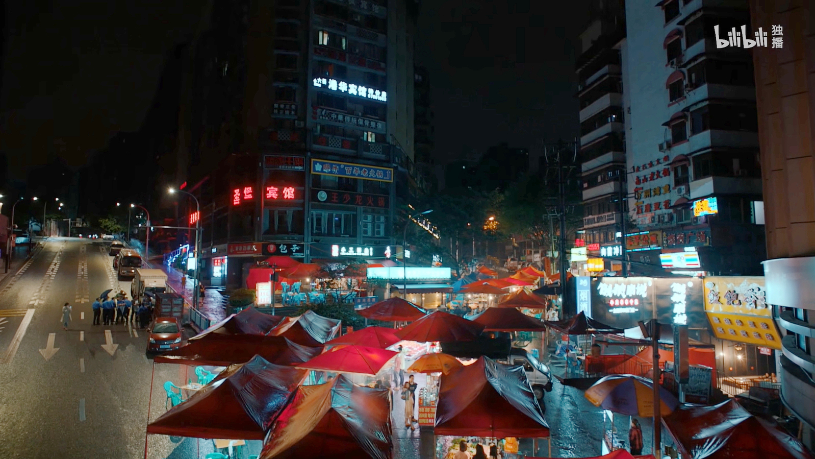 老狗安然逛夜市