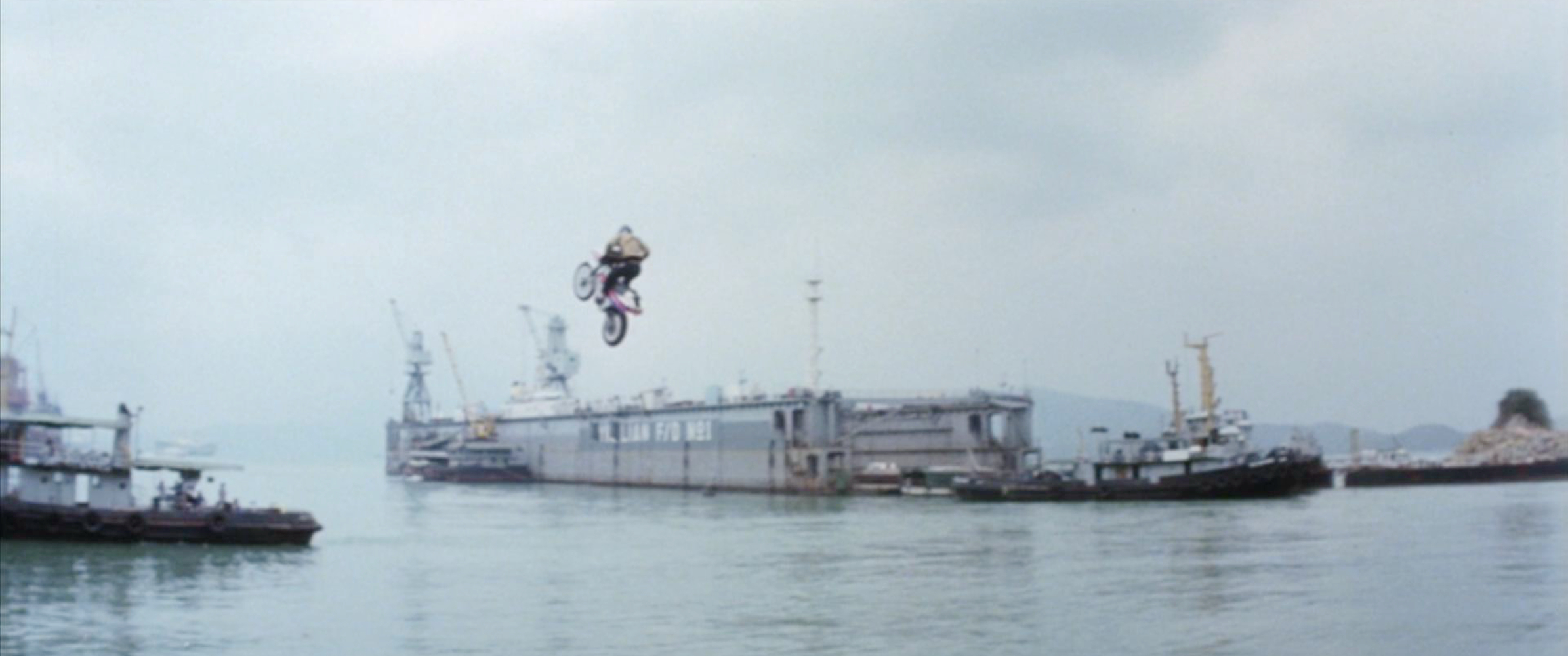金刚飞车跳海