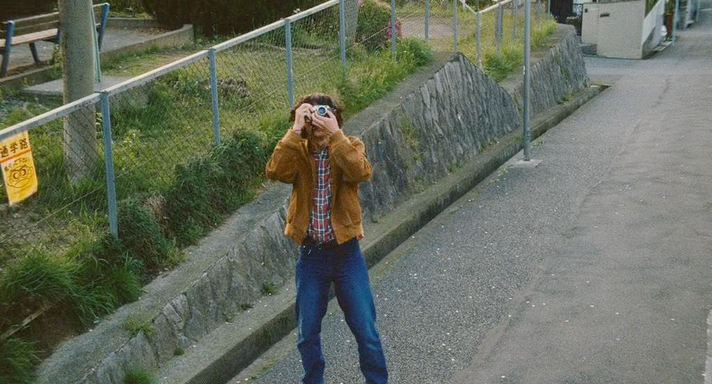 世之介沿路拍照