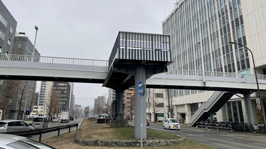南大通过街天桥