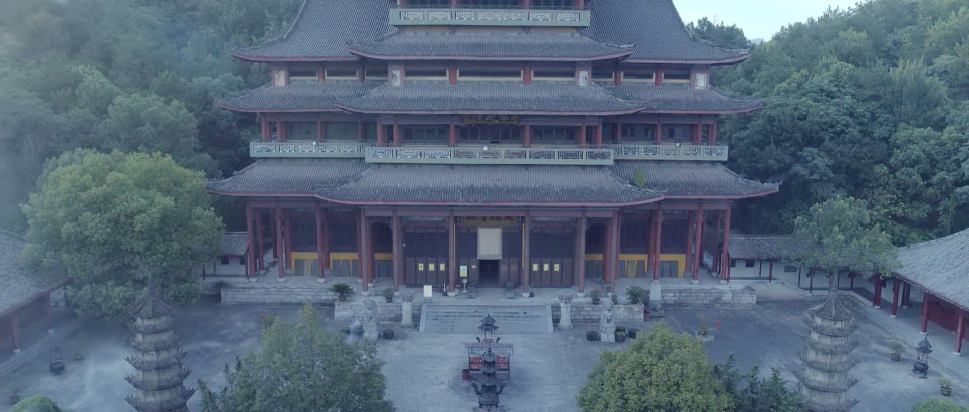 申玉菲寺庙祈祷