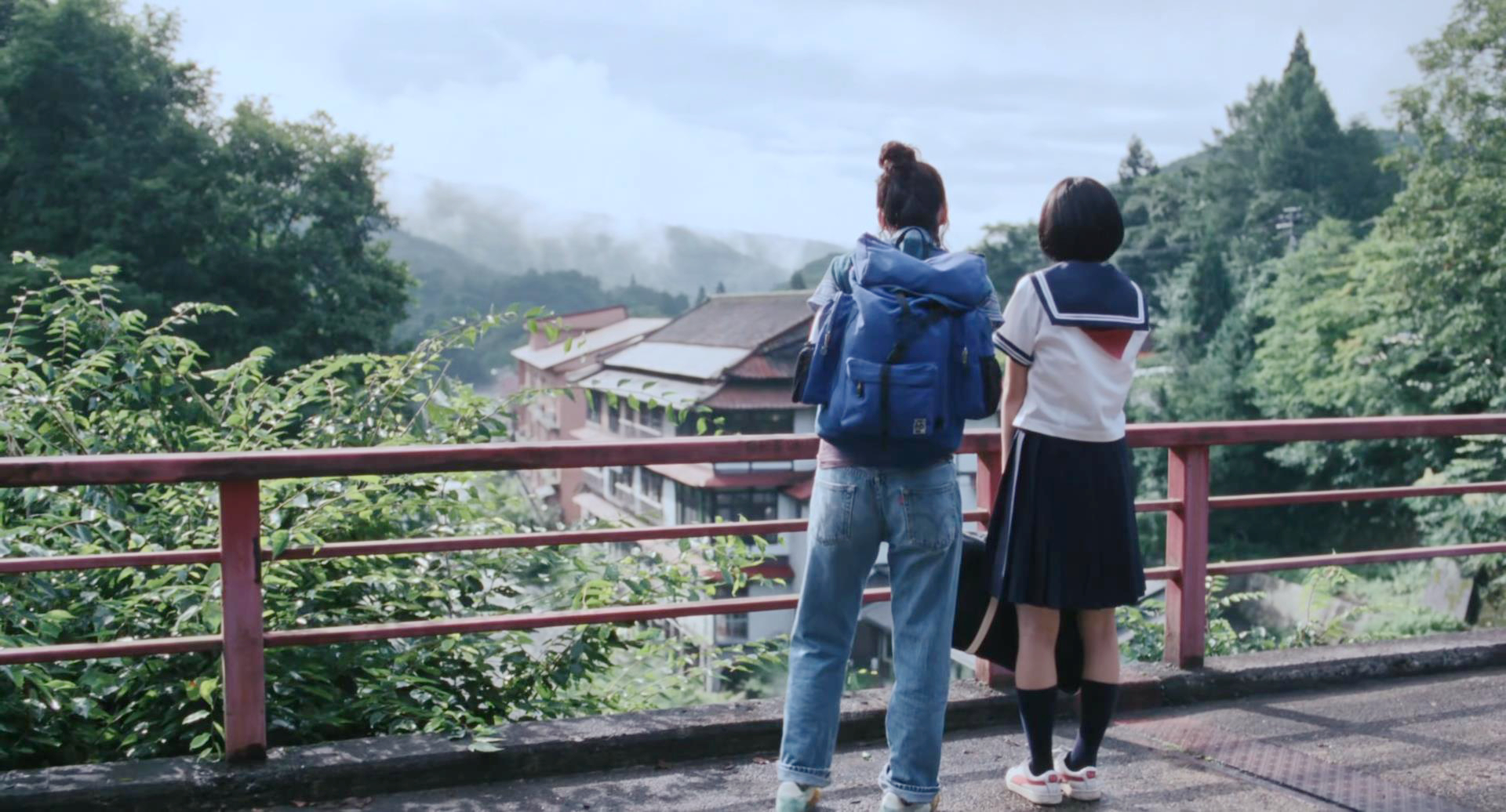 眺望旅馆的桥